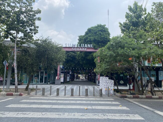 念願のムーグローブを食べ、お腹いっぱいー！笑<br /><br />すごく満足したけど、実はここのスワンルアンスクエアにはもう一軒行きたいお店があるので、まだ帰るわけにはいかないのだ笑<br /><br />とりあえず、少しお腹パンパンが落ち着くまでスワンルアンスクエア内をお散歩しよう！