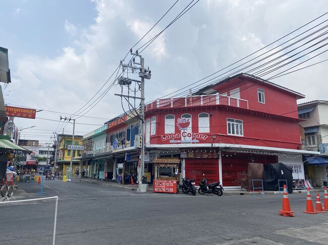 かなり広い範囲内に、めちゃくちゃたくさんのお店がズラ～っと並んでいます。<br /><br />こんなにたくさんのお店があるので、何食べようか事前に決めておかなかったら絶対迷って決められないだろうなぁー笑(優柔不断な私)