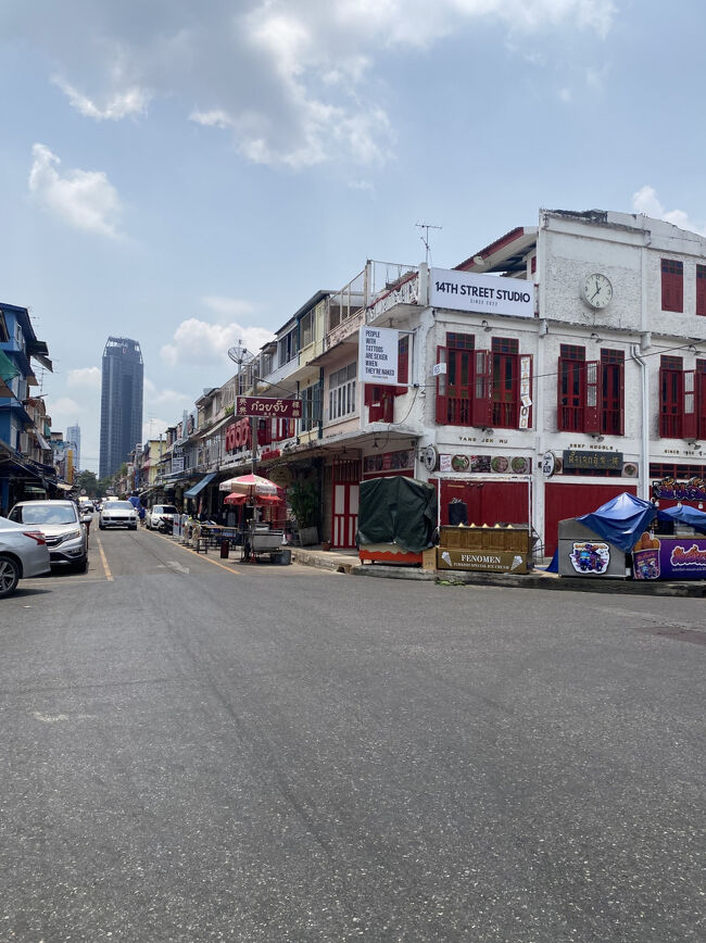 まだ開いていないお店もあるけど、タイ料理、中華料理、韓国料理、日本料理、カフェ、デザート屋さんetc… とにかく何でもありました！