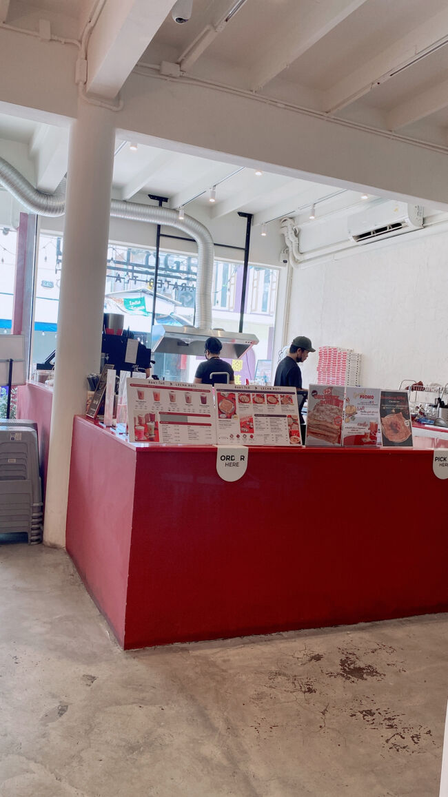 注文したら、焼き上がるまで店内で待ちます。<br />お昼時だからか、今のところお客さんは私だけでした。おやつの時間になったら混むんだろうなぁ。