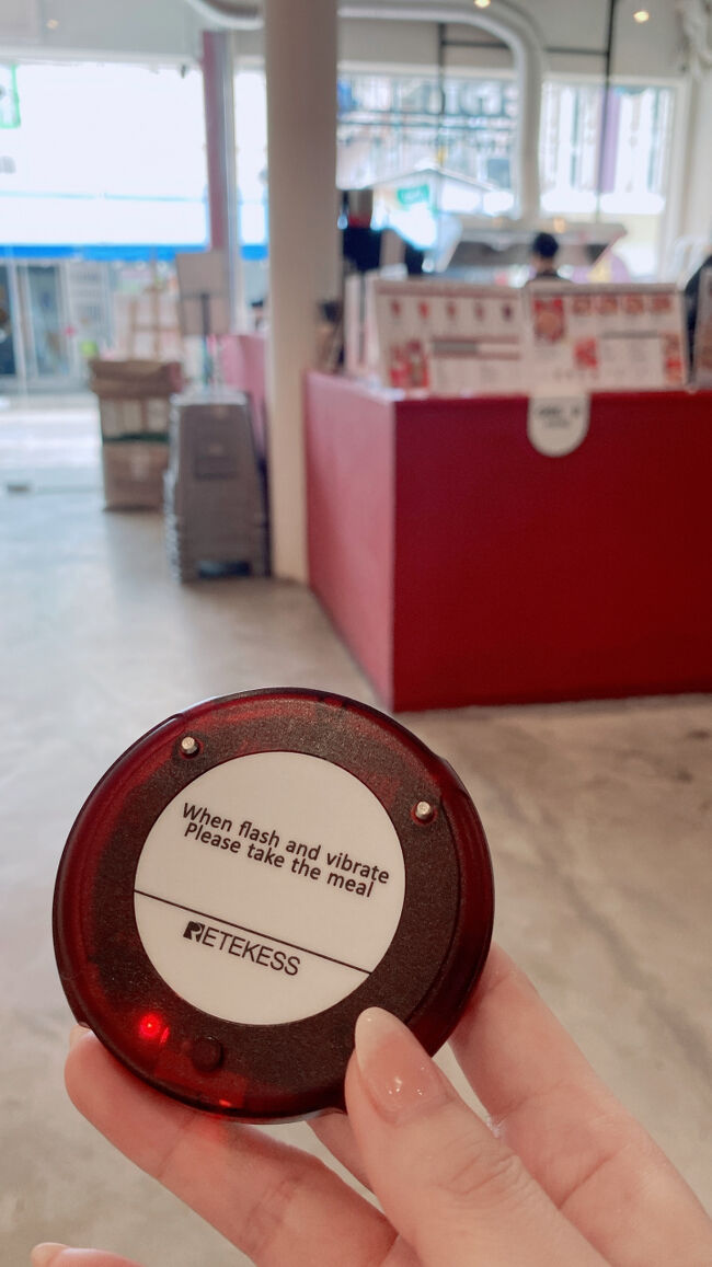 オシャレな店内をジロジロと眺めてたら、ピピピッとベルが鳴りました。