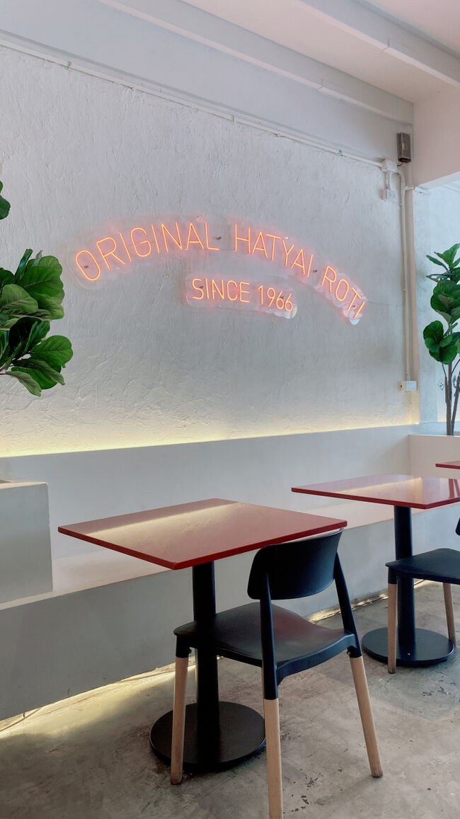 壁には ORIGINAL HATYAI ROTI と書かれたネオンが。HATYAIって、ハートヤイのことだよね？