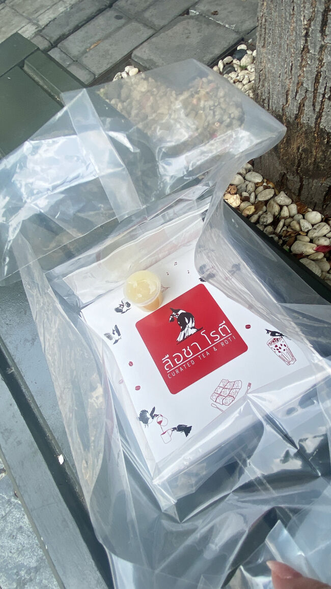 お持ち帰りロティ出来上がり！<br />とっても可愛い箱に入っています！<br />練乳もたっぷりついて嬉しい～！