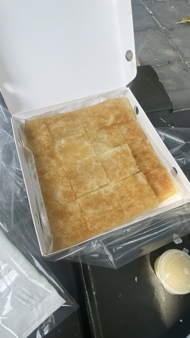 じゃじゃーん！<br />焼きたてのフランス産レスキュールバターロティが、箱にびっしりと入っています！