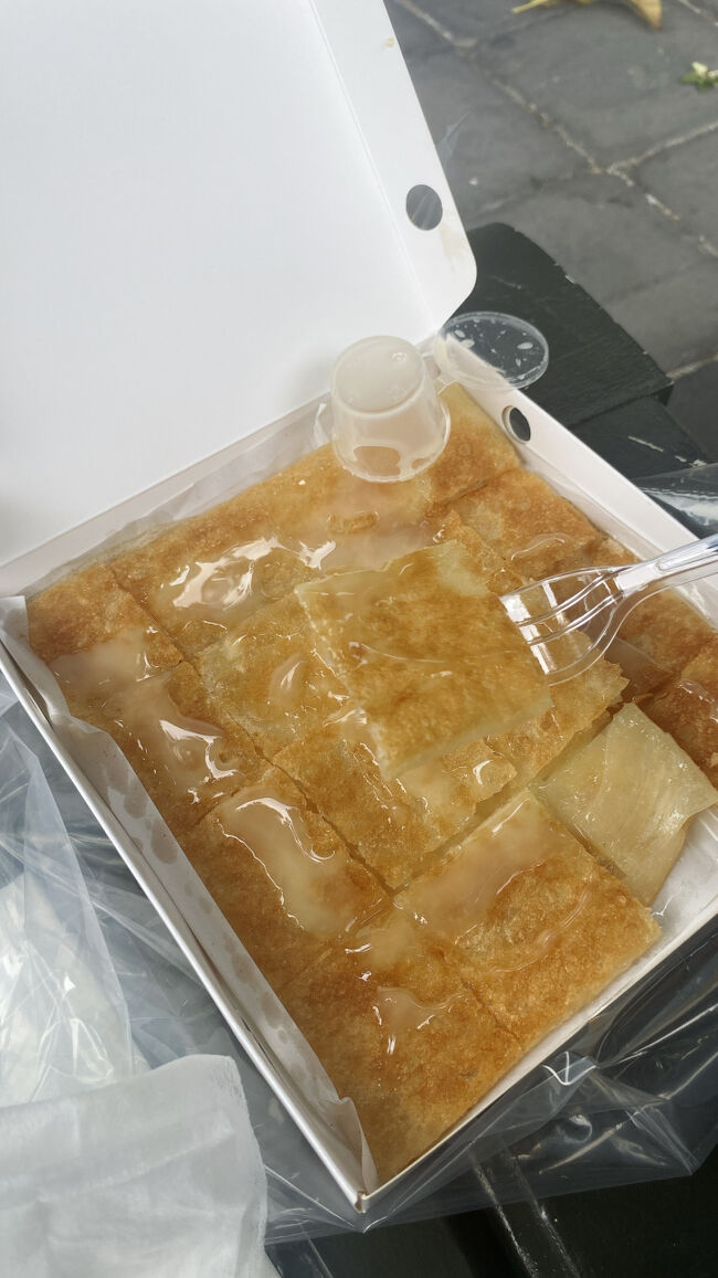 そこに付け合わせの練乳を容赦なくたっぷりかけて…いただきま～す！<br /><br />生地はパリパリと言うより、しっかり厚みがあってもちもちしています。バターも上品なお味です。