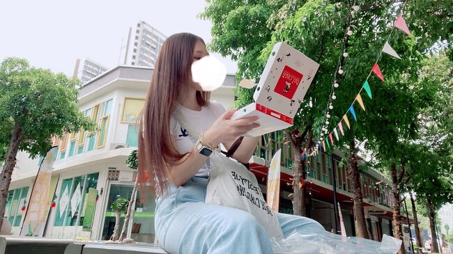 スワンルアンスクエアのベンチに座って、時折り吹くそよ風を感じながら美味しいロティを食べる…ゆる～りとした時間です笑<br /><br />全部食べられるかなぁー？なんて言っていましたが、なんやかんやで結局全部食べてしまいました笑<br /><br />かなりの満腹ですが、美味しかったです♪<br /><br />でも、結論！<br /><br />初日にペッチャブリー通りで買った、屋台のシャイなお兄さんが焼くロティの方が美味しかったです！笑<br />たぶん私はもちもちよりも、香ばしくてカリカリの方が好きなんだろうな。<br /><br />でも、ここの上品なロティもずっと食べたかったので、無事食べられて本当に満足でした！