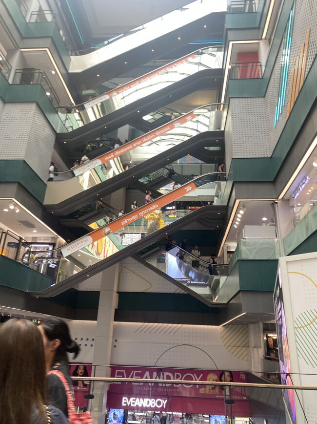 このMBKセンターは地上8階建てで、ナイトマーケットのような小型のブースが約2,500店舗あるそう！<br /><br />巨大な売り場なのでお気に入りを見つけたらその場で即購入しておかないと、後で戻るのは至難の業らしいです笑