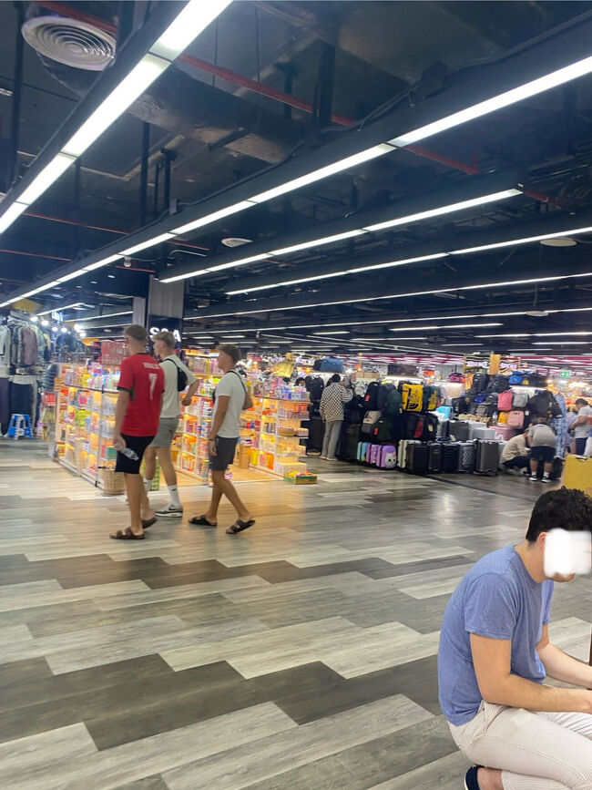 ずっと食べたかったドンムーグローブとロティが食べられたことに達成感を感じながらスワンルアンスクエアを後にし、お腹いっぱいでMBKセンターに戻ってきました！<br /><br />お腹も満足だし、思う存分MBKの中を歩き回ろう笑