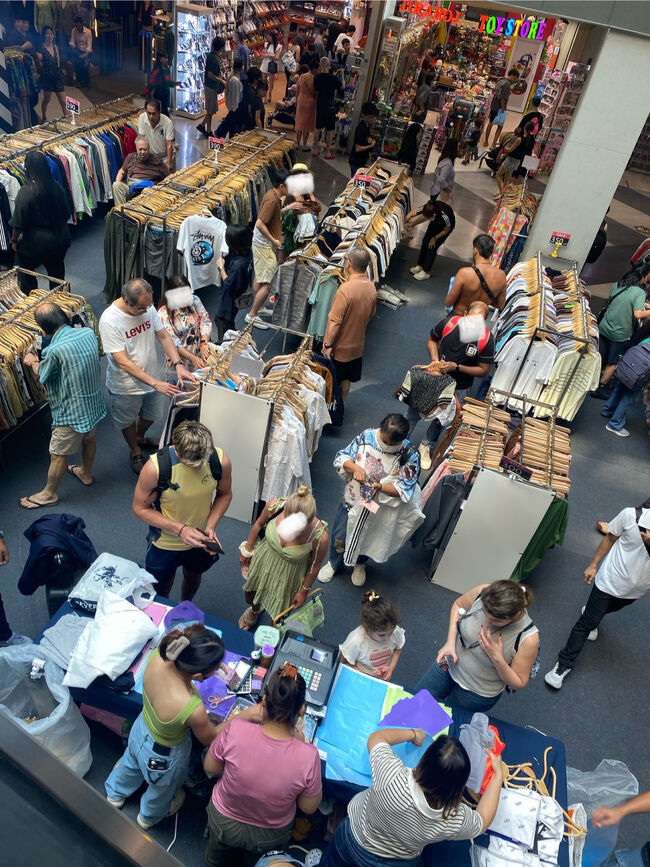 1階のエスカレーター横では催事場みたいな広～いスペースに、たっくさんの服が売られています。<br /><br />こういう広い空間も見やすくて好き！<br />早速見に行ってみよう！