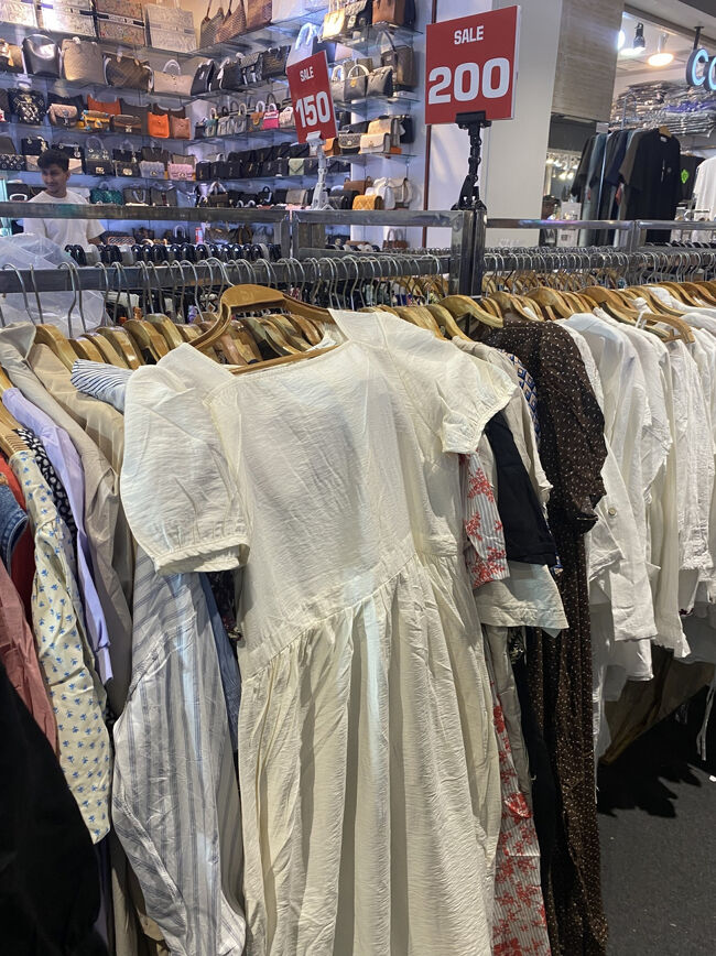 どれでも200バーツのコーナーで、可愛いワンピースを発見！こちらはアイボリー。