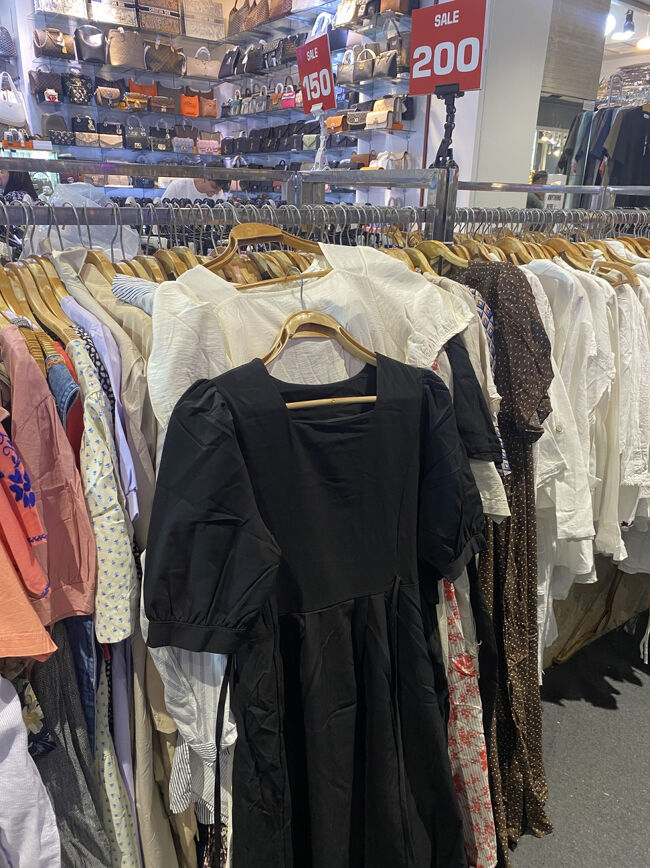 こっちのブラックも可愛い！<br /><br />最初は特に買うつもりもなく見ていたんだけど、暑いタイ滞在中にこれ着たら涼しくて過ごしやすそうだな！と、思わずお買い上げしてしまいました笑<br /><br />アイボリーとブラック、それぞれ200バーツ。