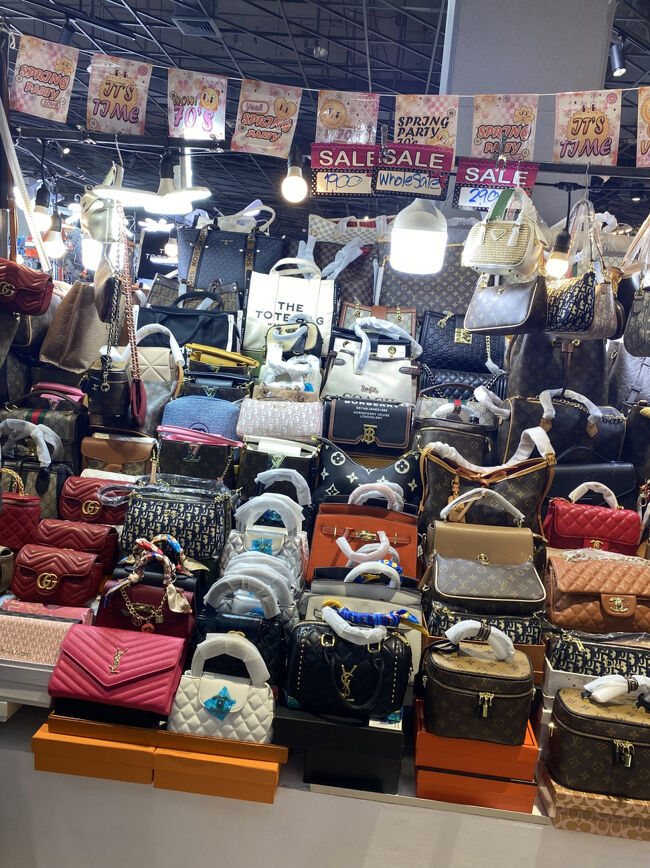 またまた出ました、あかんやつバッグ笑<br /><br />売り場のお兄さんが「スーパーコピーあるよ」と呼び込んでいました笑