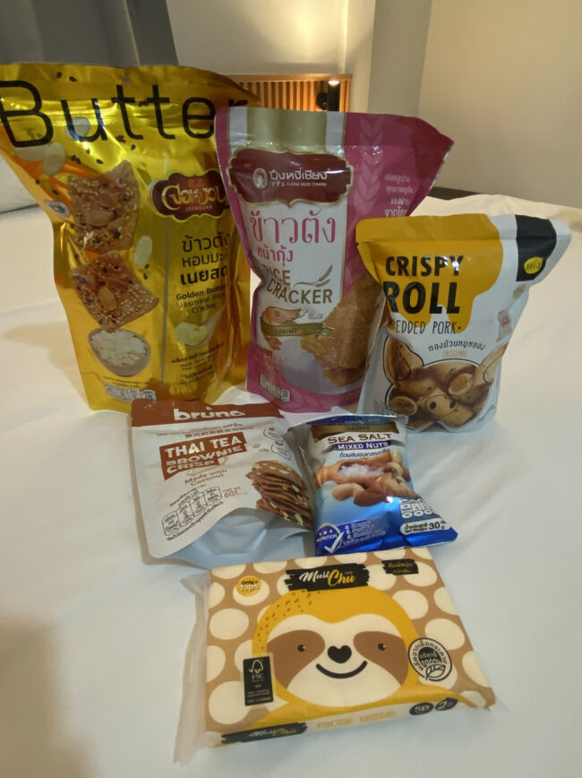 MBKセンターのG階にあったTopsでタイのお菓子も何種類か買いました！1番手前は滞在中に使うティッシュです。