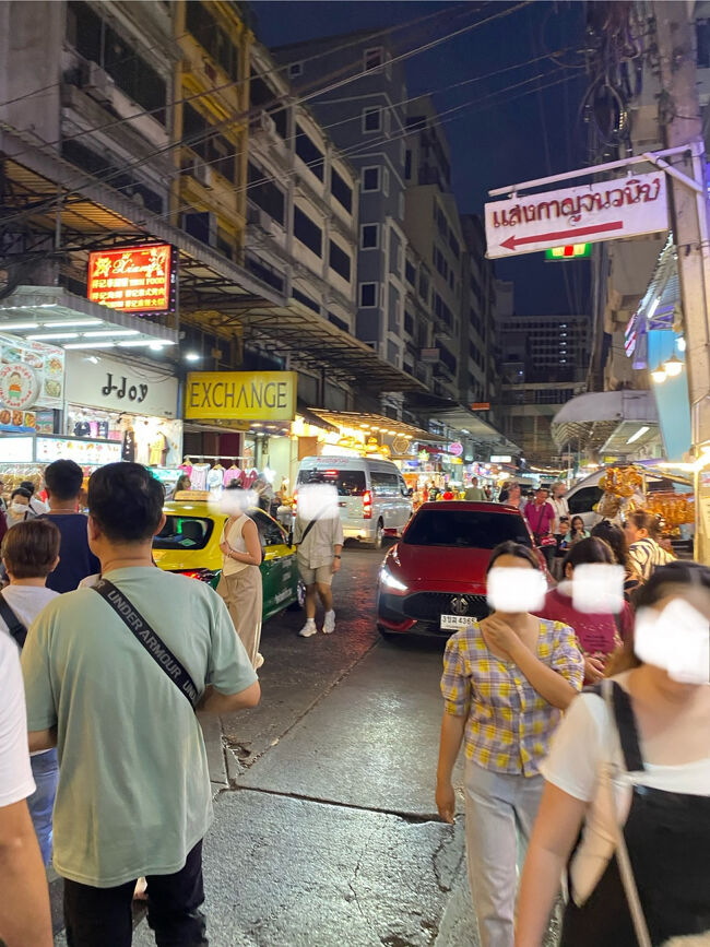 いざプラトゥーナムナイトマーケットに突入！<br /><br />どこまでがマーケットなの？とわからなくなるぐらい範囲が広く、行く道行く道全てが賑わっています笑<br /><br />人は多いし車もタクシーも多いしトゥクトゥクも多い！とにかくすごい盛況ぶりです！