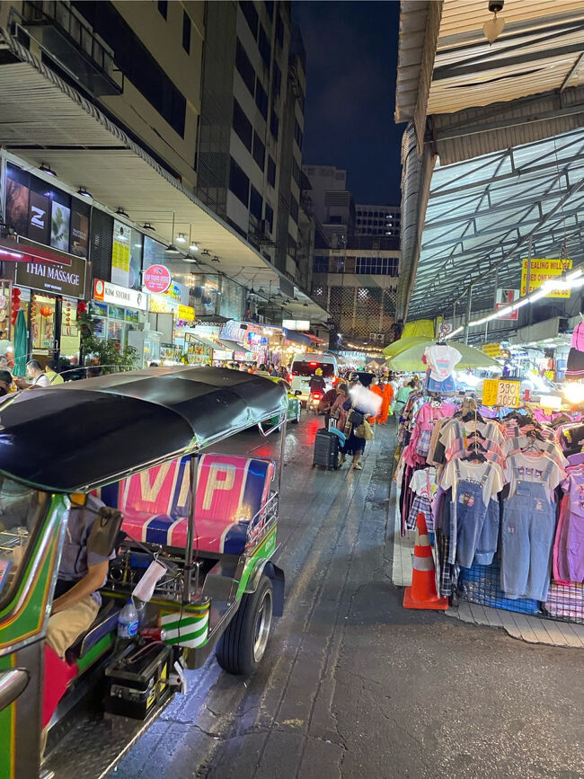 広い道、少し広い道、細めの道、そしてめちゃくちゃ細い道まで、どの道もお店がぎっしり！！！お店を見て歩く以上に、人にぶつからないよう、車に轢かれないようしっかり注意しなければ！