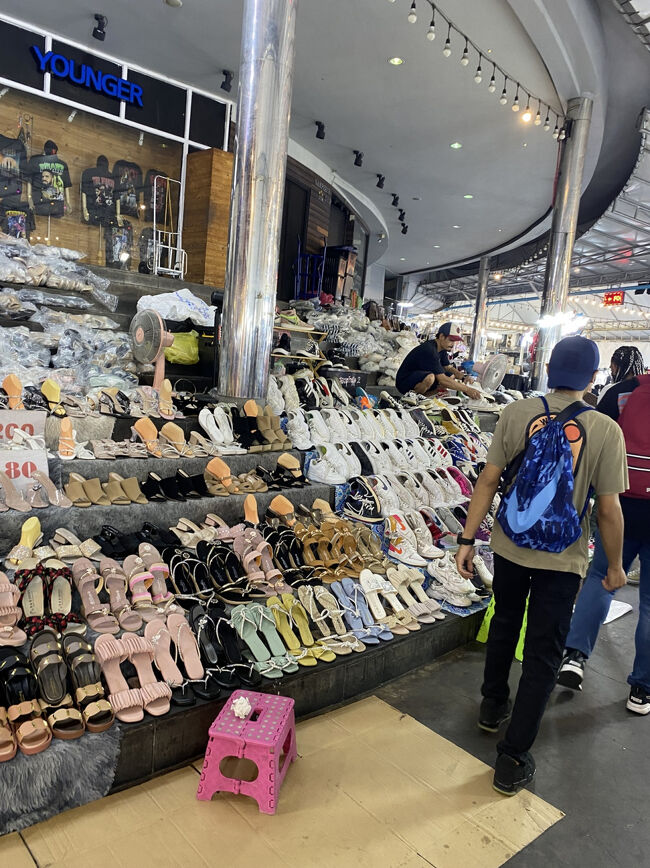 店への入り口の階段も店舗と化しています笑<br />並べるの大変そう！