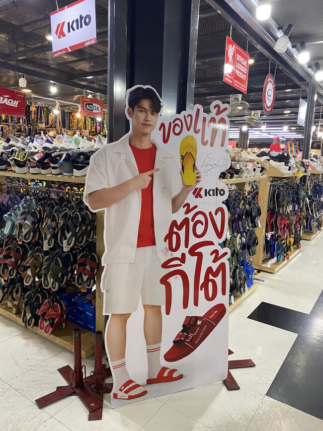 中に入るとブライトがお出迎え笑<br />相変わらずカッコいいね。<br /><br />モールの中は全然人がいなくて、がら～んとしていました。お客さんがほとんどいないのでなんか居づらく、少し見て回ったら帰ります。