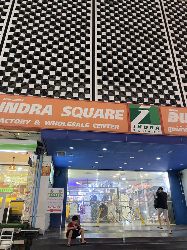 ものすごい人と自分の方向音痴に圧倒されたので、プラトゥーナムエリアにあるインドラスクエアと言うモールに避難(?)してみます笑