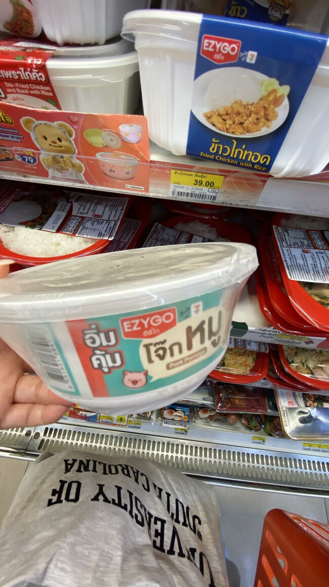 プラトゥーナムをあちこち歩いていたら、いつの間にか20:30を過ぎていました。<br /><br />今日はムーグローブとロティのハシゴでずっとお腹がパンパンだったので、夕飯はお腹に優しいโจ๊ก(粒の細かいお粥)が食べたい！と無性に思いつき、ホテル近くのご飯屋さんを何軒か見てみましたがジョークが食べられるお店は見つからず…<br /><br />時間的にももう遠くまで食べに行く元気はないしどうしよう…と思ったその時、「そうや！セブンイレブンがあるやん！」と思いつき、早速ホテルのすぐ近くのセブンイレブンへ。<br /><br />やったー！โจ๊กあったー♡<br />โจ๊กหทู(豚肉入りジョーク)です↑