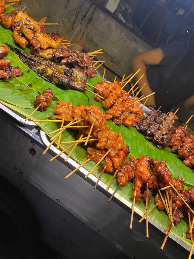 串焼きの屋台！<br />良い匂いがして、めちゃくちゃ美味しそうです！<br /><br />辛くないのはどれか聞いたら、端っこのソーセージ以外は辛くないよ！と言われたので、美味しそうなのを2本買いました！2本で20バーツでした！嬉しい～♡