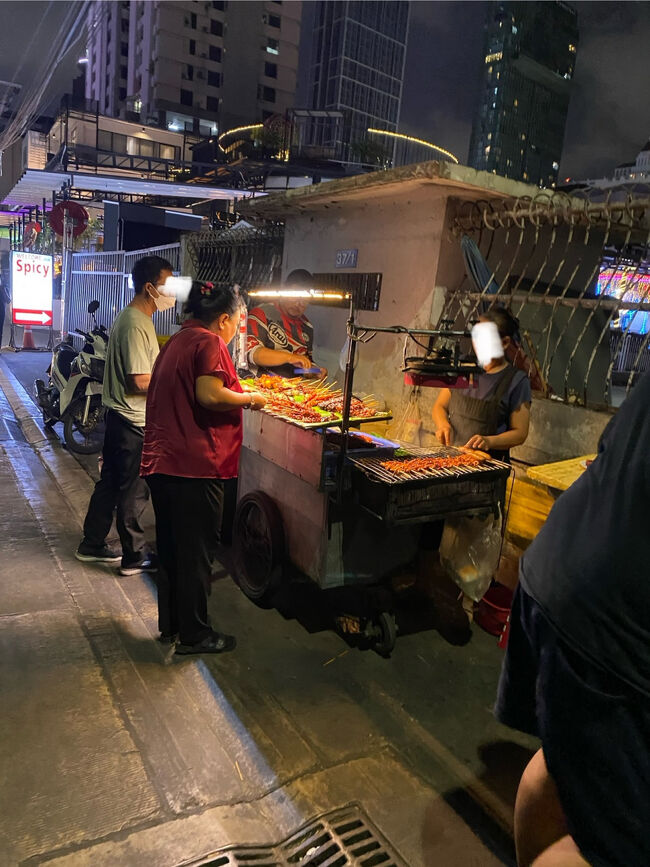 セブンイレブンを出た後、少し先に何やら屋台が！