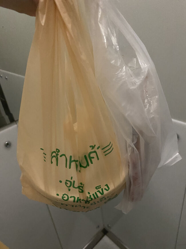 早速ジョークと串焼きをホテルにお持ち帰りして食べます♡