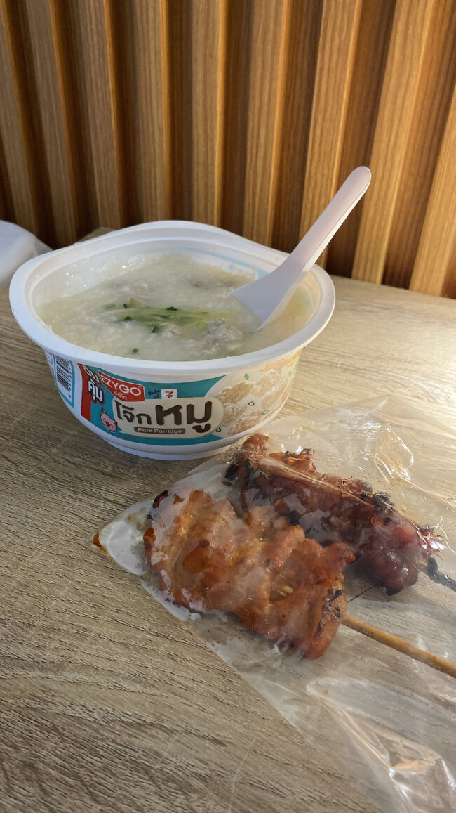 トロトロのジョーク(40バーツ)と、こんがり焼きたての串焼き(20バーツ)♡