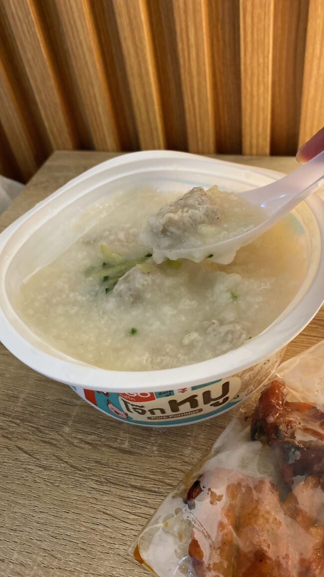 ジョーク美味しいー♡<br />優しい味だけど薄過ぎず、しっかり味はついています。その中にลูกชิ้นหมู(豚のつみれ)が入ってて、またこのつみれがちょっと生姜が効いてて美味しいです！