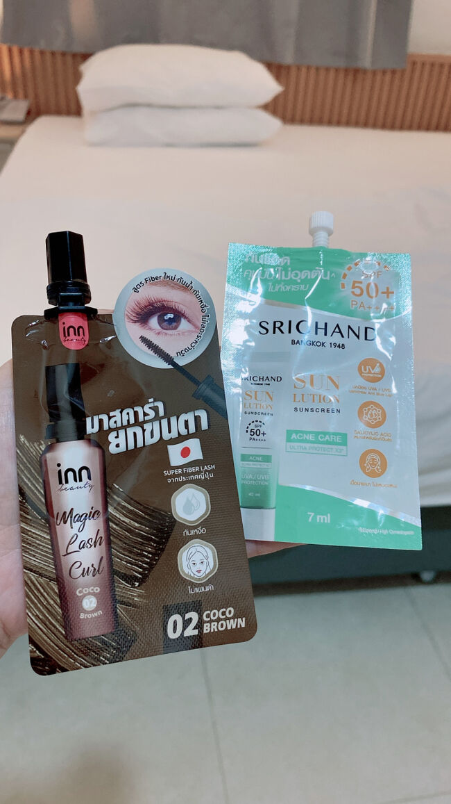 セブンイレブンのパウチ化粧品コーナーで、SRICHANDの日焼け止め(29バーム)と、マスカラ(49バーツ)を買いました。<br /><br />マスカラは日本から持ってきたdejavuがけっこうカスカスになってきてたので、試しに使ってみようと思います。マスカラまでパウチになってるって面白いよね！