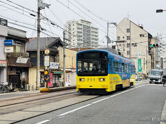路面電車で新世界へ向かいます。
住吉鳥居前から新今宮駅前まで乗車しました。
運賃は均一料金でどこまで乗っても230円です。