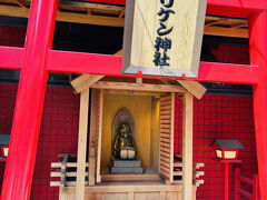 通天閣南本通に入ってすぐの所に　ビリケン神社がありました。