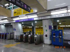 金浦空港駅から「地下鉄５号線」でホテルに向かった。