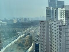 翌朝。PM2.5のミセモンジで白く霞んだ空の色です。