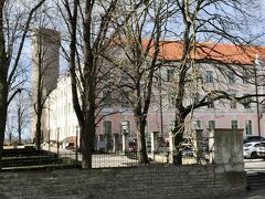 【木の隙間からチラリ】
トームペア城の後ろに見えてるのが『のっぽのヘルマン』だと思います。木が生い茂ったら見えなくなるだろうなあ。