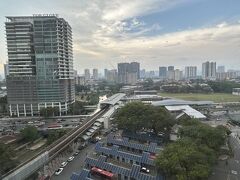 ホテルまではすぐですが、道路状況が悪く、スーツケースがスムーズに転がる感じではなく、随時持ち上げたりする必要があって大変でした。
汗だくでホテルにチェックイン。
マリオットのプラチナ特典で、ポイント（500pointだったかな）か朝食かクレジット（10ドルだったかな）を選択だったので朝食にしました。
たどり着いたお部屋からの眺め。11階のお部屋です。