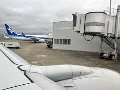 ■羽田空港第2ターミナル (東京都大田区)

1時間ほどのフライトであっという間に羽田空港に到着。

ボーディングブリッジ(PBB)があるので、ターミナル本館に着いたかと思ったら、まさかの沖止めでバス移動が必要なようです。

今回到着したのは、「ボーディングステーション」というスポットで、PBBとバスを繋ぐ建屋があります。羽田空港では503,504,506の3スポットしかない特殊なスポットでした。