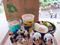 時刻はお昼の12時。
朝5時台にカツサンドを食べたきりだったので、
東園の「さるやまキッチン」にランチをしに来ましたー。

ビールにアルンの水浴びソーダ、そして
ハンバーグ丼。夕食に中華を予定しているので、
ハンバーグ丼は姉と半分こ。