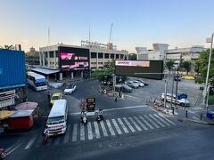 【早朝のエカマイ・バスターミナル】

BTSに乗って、エカマイ駅（エカマイバスステーション）に到着。

ところで、この（東）バスターミナルは、最近「移転」が噂されている...移転されて遠くなると困るなぁ...

...まあ、ただ聞いたところによると「バンナー側」に寄ってくる話もあり、そーなると私の住処に近くなる訳で、ベターなのかなぁ...？