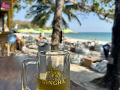 【サイケオビーチ（ラヨーン）】

注文したドラフトビール、２杯目を飲みながら...あゝ、沈没...ぶくぶくぶくぶく...


写真：ジョッキはシンハマークだけど、中身は「チャーンビア」...