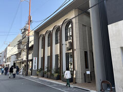 去年リニューアルオープンしたイノダコーヒの3条店へ。2023年に一度全て解体され、そこから当時の雰囲気も残しながら再建築されたようです。ちょこちょこお世話になってはいたので、リニューアル後の開店を待っていたんです！！！でも目印だった赤いコーヒーミルが店頭になくてちょっと寂しい…。

入店してみたら思っていた以上に行列がすごかった…。リニューアル後というのもありますし、イノダさんと言えば三条店が人気ですからね。