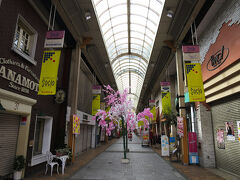 銀天街は私の生まれ故郷、岡山県津山市のにあるアーケードです。
2014年に撮影した上の画像では天井はガラス窓ですが、
この先へ歩いていくと、