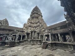 神々がすまう須弥山を模した中央祠堂。

スールヤヴァルマン2世の力の象徴でもあります。

