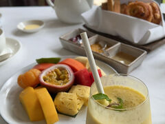 ホテルにもどったらフルブレックファースト。
これが ランチ代わりになっちゃうくらいのクオリティなのです♪

お気に入りになったマンゴーラッシーは このあと毎朝のジュースとして定着。
