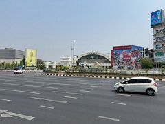 MRTのフアランポーン駅を出るとタイ国鉄のフアランポーン駅が見える。（今はシンガポール行きの鉄道の始発ではない）
