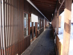 営業中のお店の前には雪がありませんが