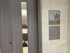 帰りの便も妹たちはANA、私はJALなので、空港で別れます
ホノルル空港のサクララウンジ