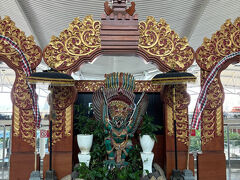 リッツカールトンからは40分ほどで空港に到着。ガイドさんにお礼を言ってお別れしました。
保安検査前のフロアにはいくつかお土産屋さんと食事ができるお店がありました。
旅先でキーホルダーとマグネットを買っているので見てみましたが意外といいお値段だったので免税店でも見てみようとなりここでは買わず。