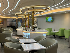 ラウンジに行くと大混雑で、地下のお部屋に案内されました。こちらはガラガラでエアコンがガッツリ効いていました。
食べ物は一通り揃っていて、コーヒー類やアルコールはカウンターでオーダーでした。ベジタブルスープが美味しかったです。