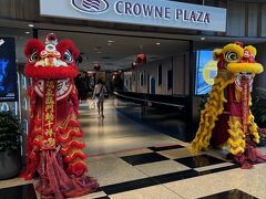 シンガポールのホテルはベイエリアと迷って、空港隣接のクラウンプラザにしました。IHGのポイント期限を延長しないといけないタイミングと、料金との兼ね合いで決定。シンガポールのホテル高いですよね…。