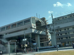 多摩モノレールの大塚・帝京大学駅。

現在10～12分遅れ。
ちなみに立ち客がいる状態。途中から乗ってきた人は、たまたまこのバスを引き当てたのでしょう。

この先で八王子市→多摩市に入ります。
あとはずっと多摩市…ではなく一の宮バス停付近で一瞬だけ日野市を通ります。
神奈中バスは日野市も走っていた！